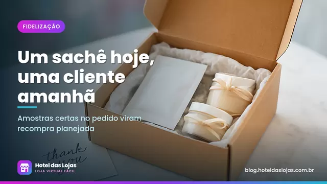 Caixa de pedido aberta com produtos de skincare, sachês de amostra e bilhete de agradecimento sobre mesa de mármore