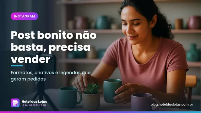 Artesã arrumando canecas de cerâmica sobre a mesa para fotografar com o celular e anunciar no Instagram
