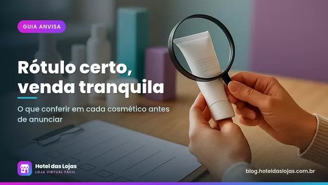 Mãos examinam com lupa o verso de uma bisnaga de creme ao lado de prancheta e caixas de cosméticos