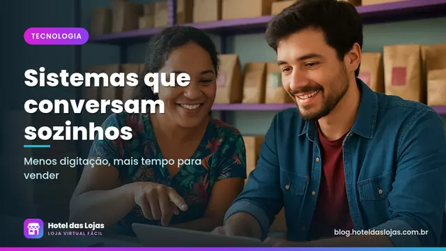 Lojista e desenvolvedor conversam em frente a um notebook em um escritório com prateleiras de produtos embalados