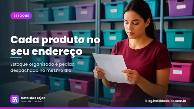 Estoque de loja virtual com prateleiras, caixas etiquetadas e funcionária separando produtos com lista de pedidos