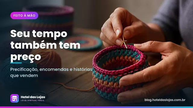 Mãos de artesã fazendo cesto de crochê colorido em bancada de madeira com novelos e peças prontas