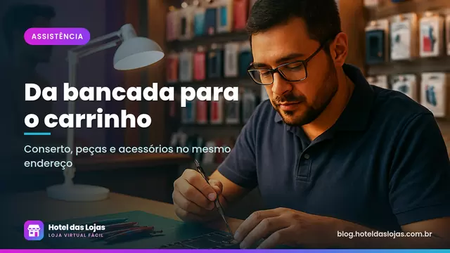 Técnico conserta celular na bancada enquanto cliente aguarda no balcão com acessórios na prateleira