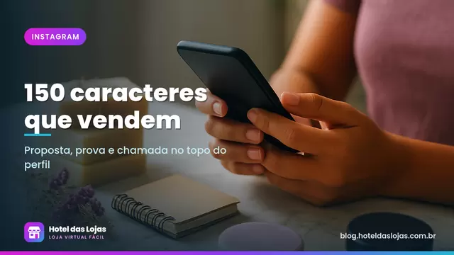 Mãos segurando o celular sobre mesa de mármore com sabonetes artesanais e flores secas