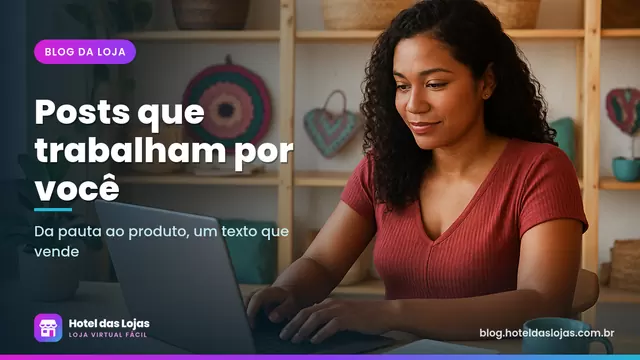 Empreendedora escrevendo no notebook em seu ateliê com cadernos de anotações sobre a mesa