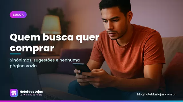 Cliente digita no celular procurando um produto, com acessórios de informática sobre a mesa de centro