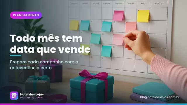 Mão de mulher coloca nota adesiva em calendário de parede, com caixas de presente e fitas sobre a mesa da loja