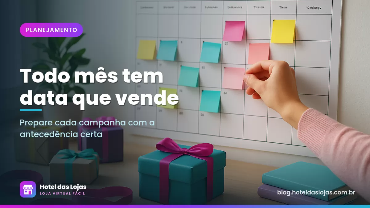 Mão de mulher coloca nota adesiva em calendário de parede, com caixas de presente e fitas sobre a mesa da loja