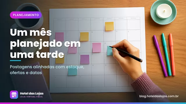 Mesa de madeira vista de cima com planejador mensal de papel, notas coloridas, café e mãos escrevendo