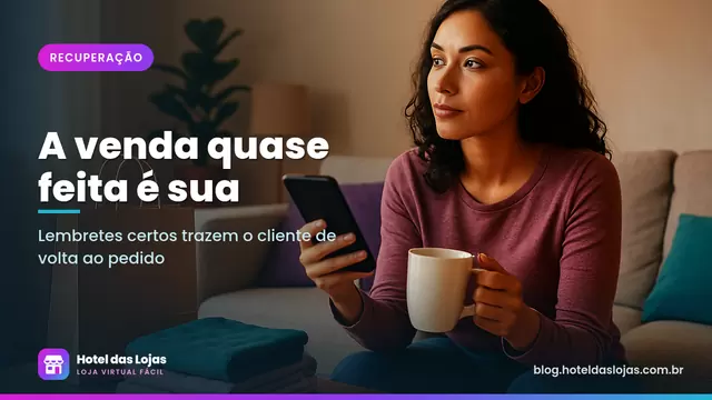 Mulher no sofá com celular e caneca, pensativa, ao lado de sacola de compras e roupas dobradas na mesa de centro