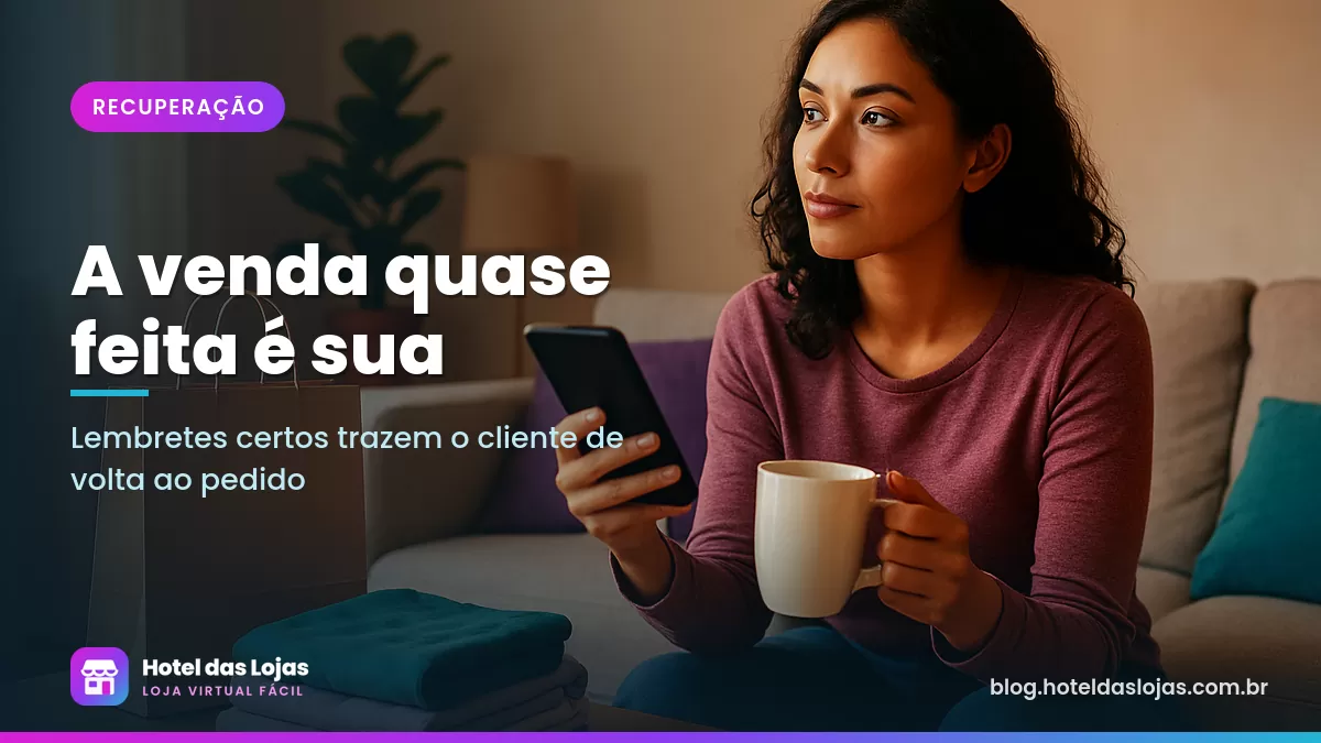 Mulher no sofá com celular e caneca, pensativa, ao lado de sacola de compras e roupas dobradas na mesa de centro