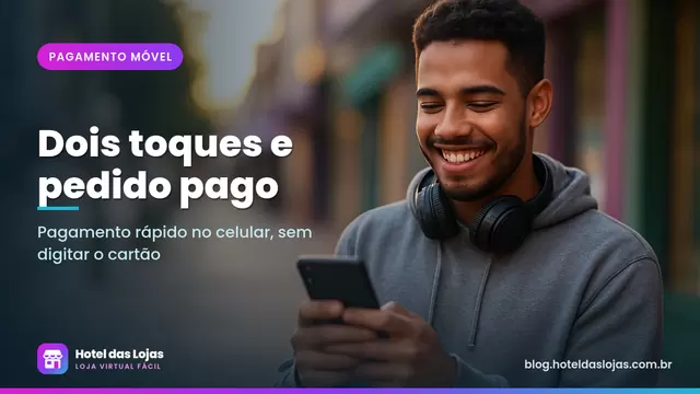 Jovem na calçada sorri ao concluir uma compra pelo celular com fone de jogo no pescoço