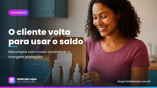 Cliente sorridente abrindo em casa uma caixa de produtos de skincare recebida da loja virtual