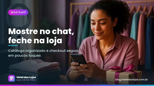 Lojista no balcão da loja segurando o celular para atender clientes, com roupas dobradas e caixas de presente ao fundo