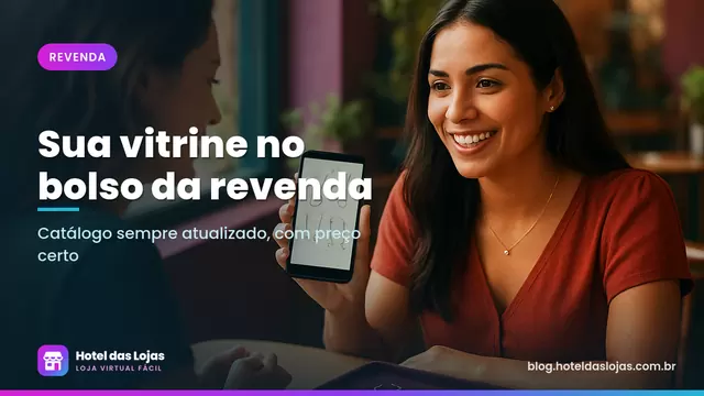 Revendedora mostra catálogo no celular para amiga em mesa de café com bandeja de brincos e colares prateados