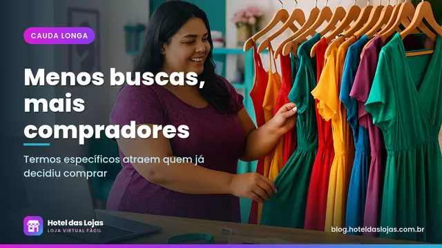 Empreendedora organiza vestidos coloridos em arara de loja de moda plus size com notebook no balcão