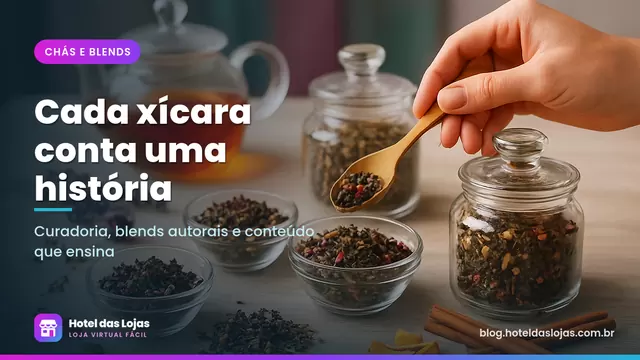 Potes de vidro com blends de chá, flores secas e bule de vidro com infusão sobre mesa de madeira