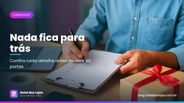 Mãos marcam itens de um checklist impresso ao lado de notebook, celular e caixa de envio embalada