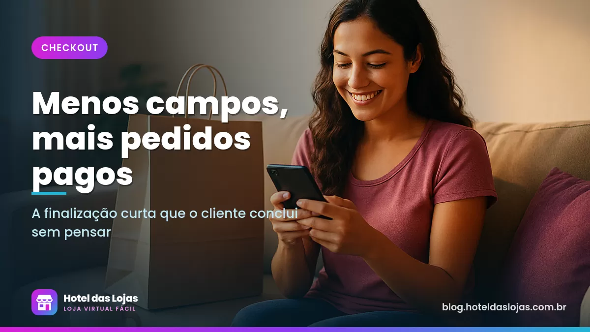 Mulher sentada no sofá conclui uma compra pelo celular com expressão tranquila