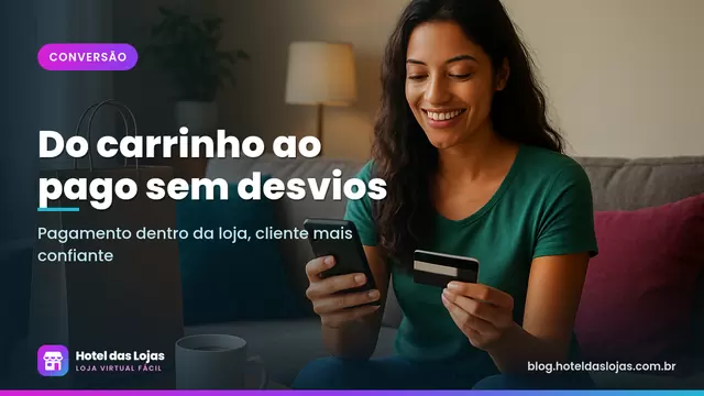 Cliente sentada no sofá finaliza uma compra pelo celular com o cartão de crédito na mão