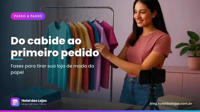 Empreendedora organizando roupas em uma arara no estúdio com sacolas de envio e celular no tripé para fotos