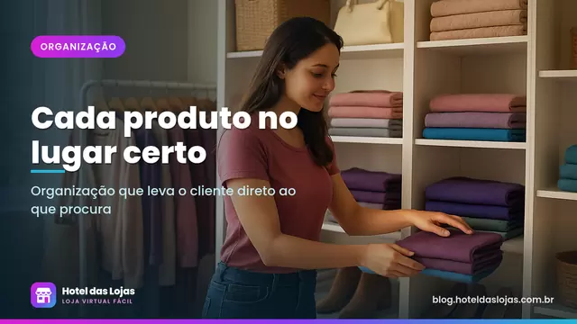 Lojista organizando prateleiras de roupas, calçados e acessórios separados por tipo e cor no estoque da loja
