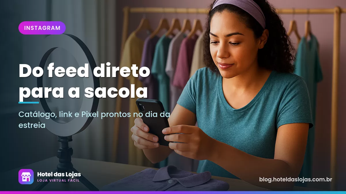 Dona de loja de roupas fotografa camisa dobrada sobre mesa de madeira com o celular apoiado em tripé