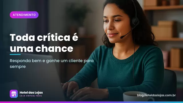 Atendente de loja virtual responde mensagem de cliente no notebook com fone de ouvido
