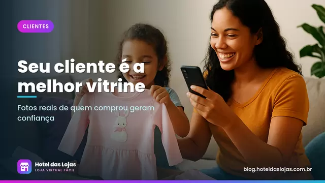 Mãe e filha abrindo uma caixa com roupa infantil na sala enquanto a mãe fotografa com o celular