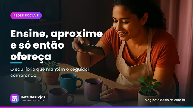 Empreendedora organizando canecas de cerâmica e plantas sobre a mesa para fotografar conteúdo da loja