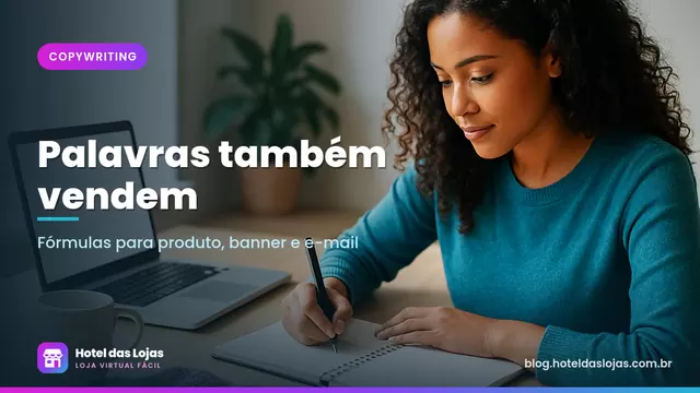 Empreendedora escreve em um caderno ao lado do notebook e de amostras de produtos, como caneca e lenço