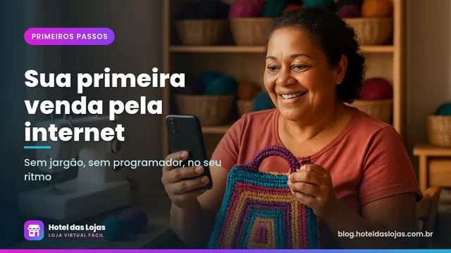 Artesã sorri para o celular segurando uma bolsa de crochê no ateliê de casa