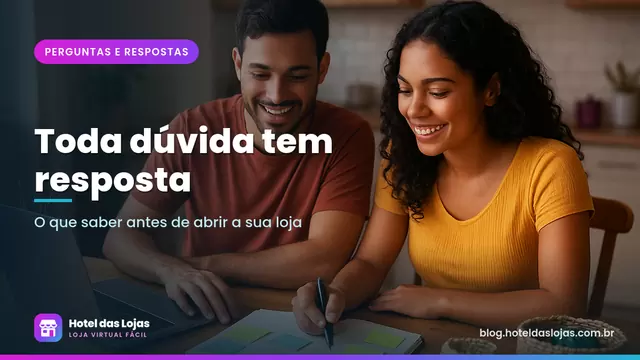 Casal planeja a abertura de uma loja virtual na mesa da cozinha com caderno, notebook e produtos