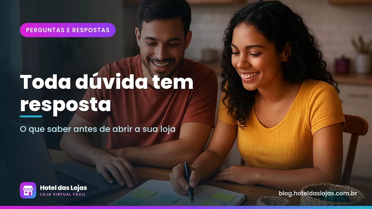 Casal planeja a abertura de uma loja virtual na mesa da cozinha com caderno, notebook e produtos