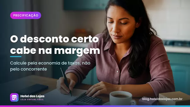 Empreendedora faz contas com calculadora e caderno na mesa da cozinha cercada de embalagens