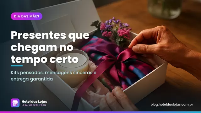 Caixa de presente aberta com vela, lenço de seda, flores e cartão escrito à mão sobre a mesa