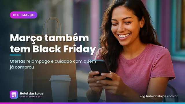 Jovem sorri enquanto faz compras pelo celular em uma mesa de café, com sacola de compras ao lado
