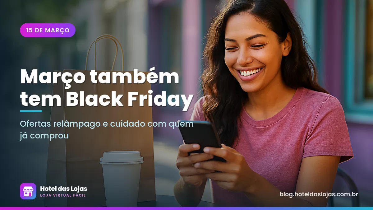 Jovem sorri enquanto faz compras pelo celular em uma mesa de café, com sacola de compras ao lado
