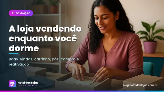 Empreendedora embalando um pedido com cartão de agradecimento ao lado do notebook na bancada