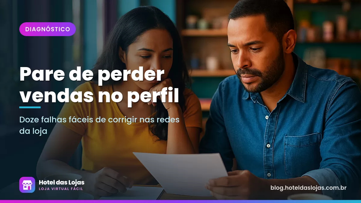 Casal de lojistas revisando anotações e o notebook em uma mesa de café para planejar as redes da loja