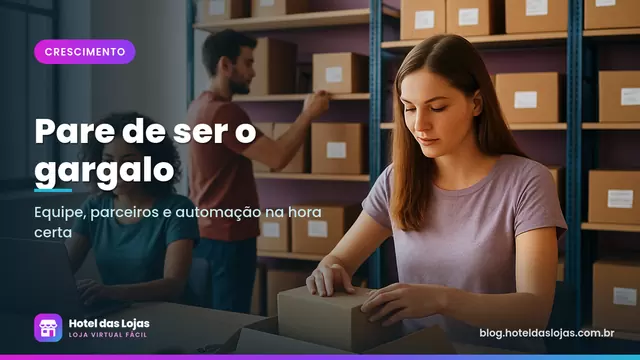 Equipe pequena de loja virtual trabalha junta embalando pedidos e organizando prateleiras em um galpão claro