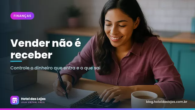 Empreendedora faz contas com calculadora e caderno ao lado de produtos embalados para envio