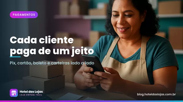 Lojista com celular na mão ao lado de maquininha de cartão e caixas de pedidos sobre a mesa de embalagem