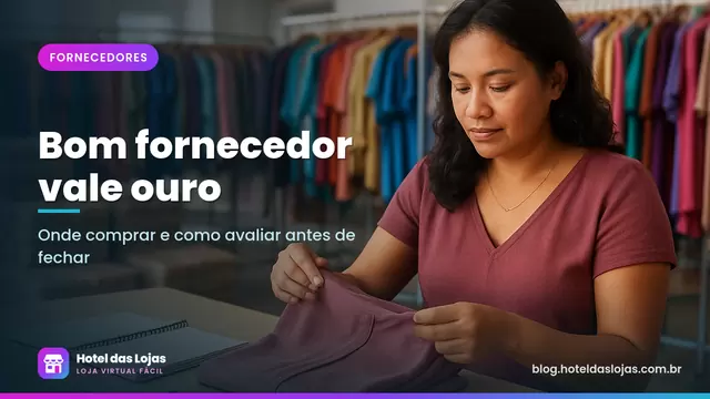Lojista avaliando a costura de uma blusa em um showroom atacadista cheio de araras de roupas coloridas