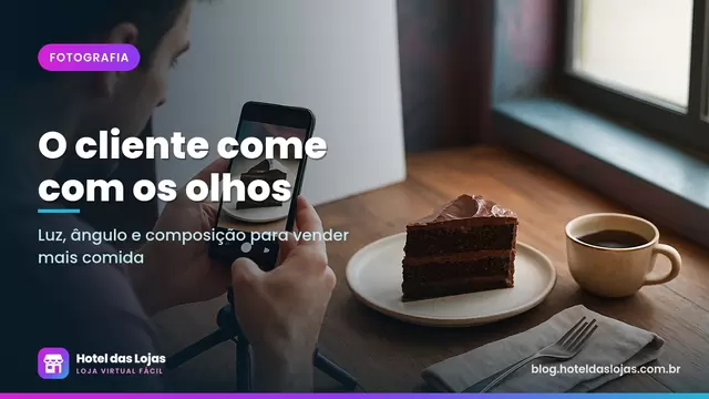 Pessoa fotografando fatia de bolo com celular em tripé ao lado da janela, com rebatedor branco na mesa