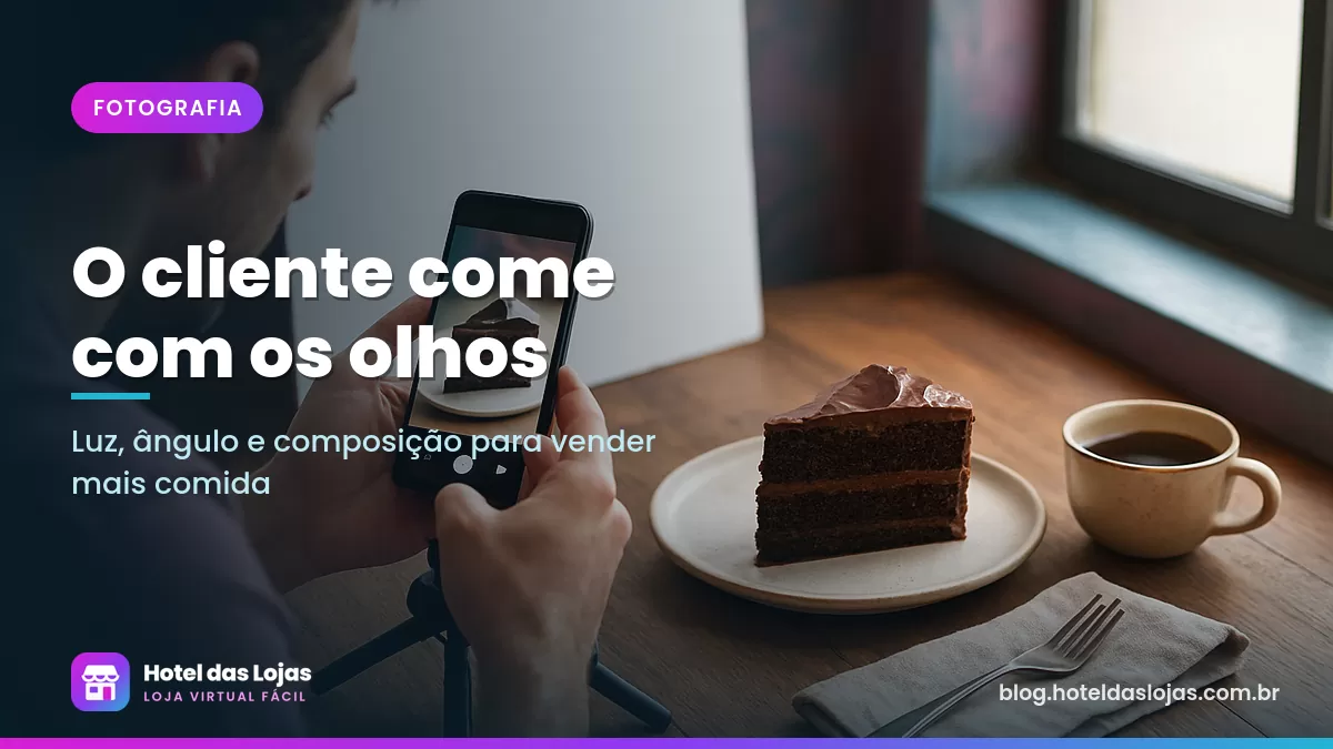 Pessoa fotografando fatia de bolo com celular em tripé ao lado da janela, com rebatedor branco na mesa