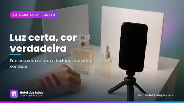 Estúdio caseiro com frasco de perfume e sérum sobre acrílico branco, luz difusa lateral e celular no tripé