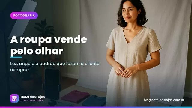 Estúdio caseiro com modelo de vestido de linho diante de fundo cinza, luz lateral e celular no tripé