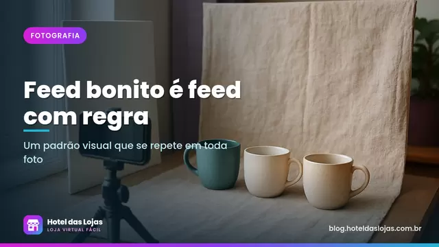 Estúdio caseiro perto da janela com rebatedor branco, fundo de linho e canecas arrumadas para foto