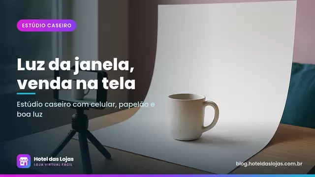Estúdio caseiro na janela com fundo de cartolina branca e celular no tripé fotografando uma caneca